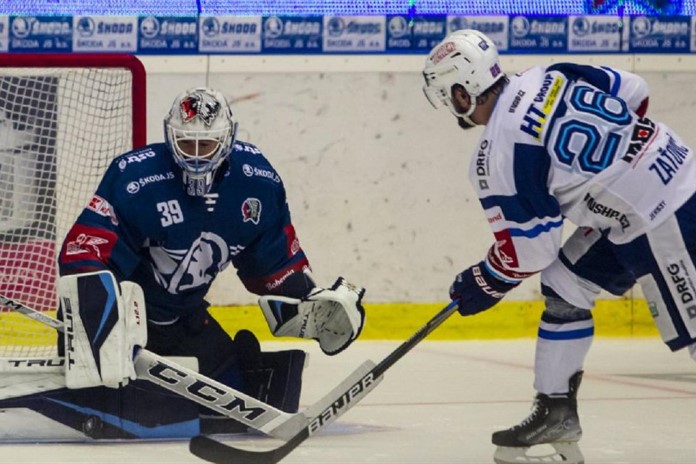 A zase ty nájezdy! Škodovka veze z Brna bod