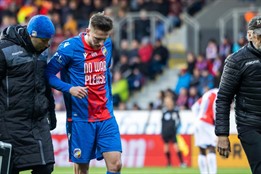 Problém pro Viktorii Plzeň. Její stoper musel na operaci!