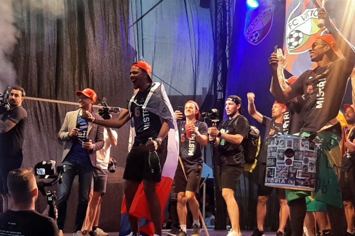 Plzeň slavila na náměstí, Šádek přispěchal se smlouvou pro Beauguela