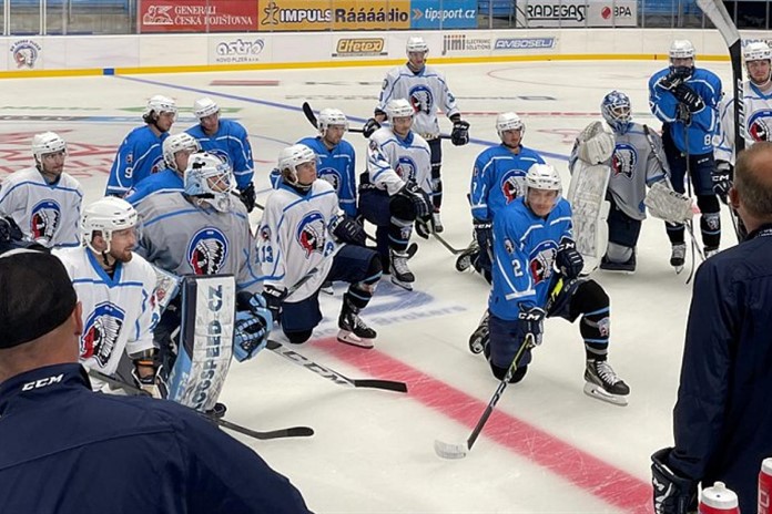 Dřina na suchu skončila, hokejisté Plzně vyjeli poprvé na led. Kdo chyběl?