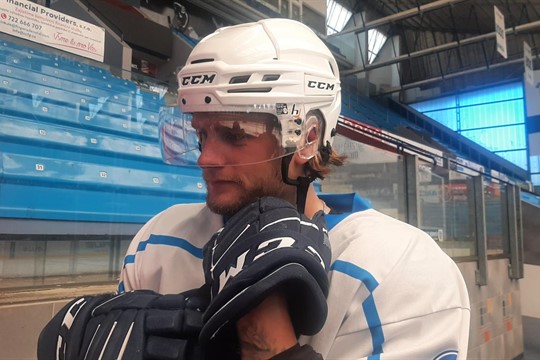 Od fanouška dostal kytaru. Učím se, ale na koncert to zatím není, směje se dánská posila Škodovky