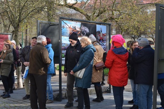 Od dvorku až po katedrálu. Výstava v plzeňských sadech připomíná 30 let Nadace 700 let města Plzně
