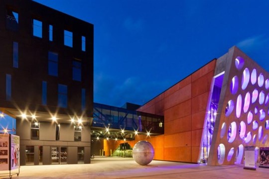 Noc divadel se tradičně uskuteční třetí listopadovou sobotu, tento rok s podtitulem Hoří!