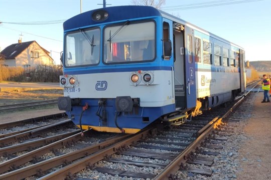 Policisté pátrají po cestujících, jejichž vlak na Rokycansku vykolejil