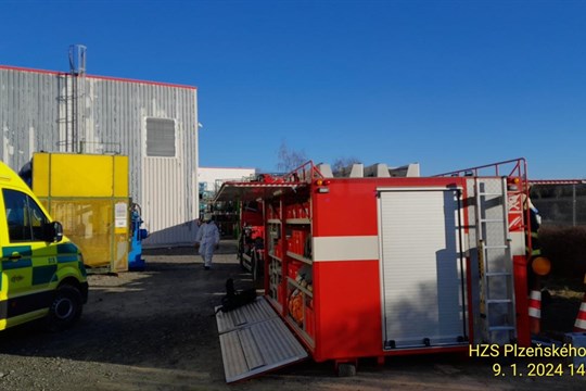 Aktualizováno: V průmyslové hale na Tachovsku unikla nebezpečná látka. Dva lidé skončili v nemocnici!