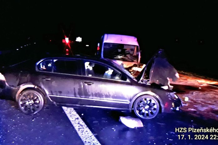 Vážná nehoda u Švihova. Řidič dodávky usnul za jízdy a přejel do protisměru, čelně se srazil s autem