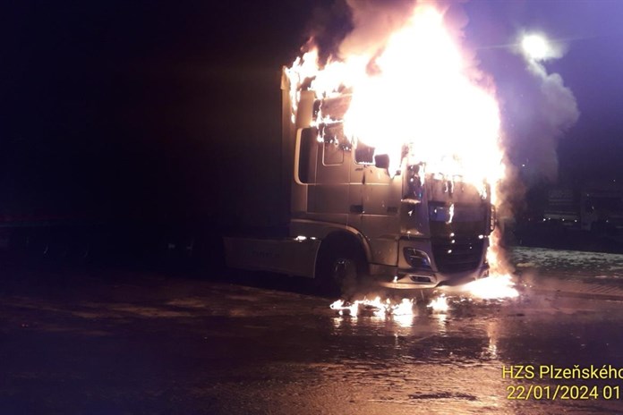 Na parkovišti u benzínky začal hořet kamion, řidič se nadýchal zplodin