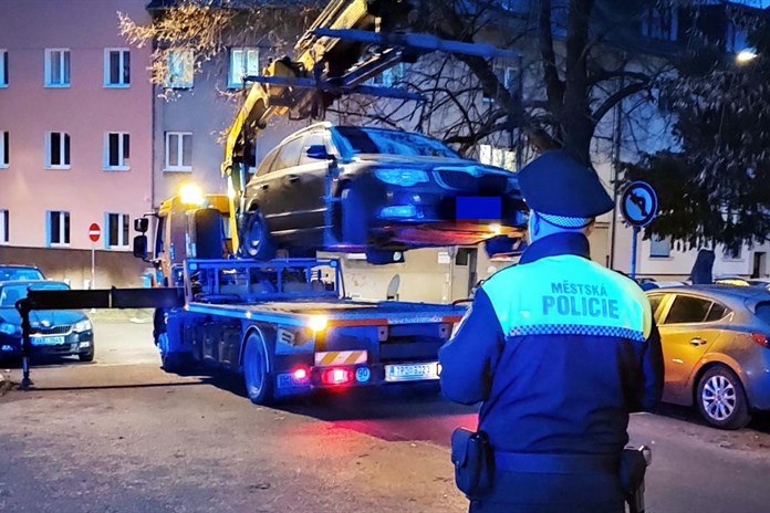 Hokejoví fanoušci parkují na místech, kde nesmí. Strážníci chystají na neděli speciální akci!