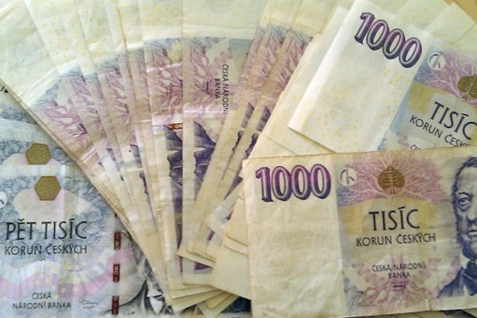 Všímavý svědek zachránil ženě u bitcoinmatu v Plzni statisíce korun