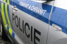 Cyklista v Plzni nedal při odbočování přednost chodkyni, z místa ujel!