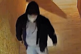 Maskovaný lupič přepadl obsluhu baru na Chebsku. Obsluze nastříkal...