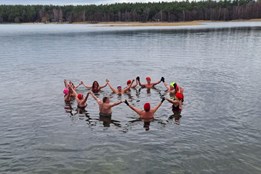 Povalentýnské plavání na Boleváku. Zrodila se nová tradice?