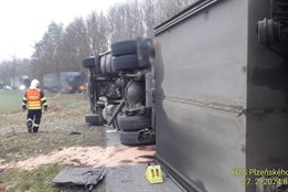 Nehoda kamionu uzavřela silnici na Rokycansku, řidič se zranil