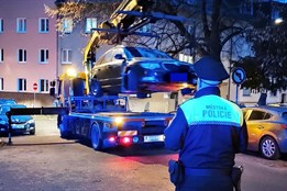 Nepříjemná dohra hokejového zápasu pro některé fanoušky. Strážníci...