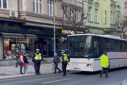 Dopravu na Americké zkomplikovala srážka školačky s autobusem, trolejbusy stály v kolonách