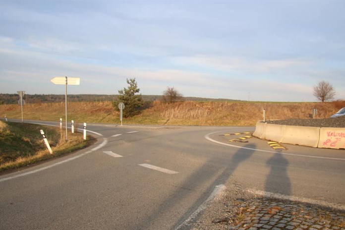 Dívku na skútru srazilo auto, řidič ujel. Policisté teď hledají svědky
