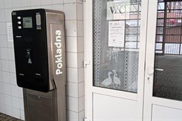 Bezdomovci v Aši okupují veřejné záchodky. Za elektřinu pro...