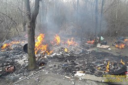 Aktualizováno: Kemp bezdomovců na Vinicích zachvátil požár, pro...