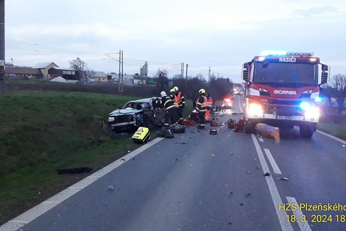 Aktualizováno: Na silnici mezi Přešticemi a Lužany se srazila čtyři auta. V nemocnici skončil i kojenec!