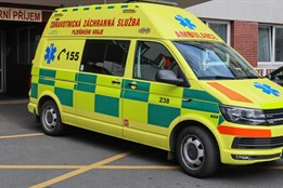 Aby zabránil srážce s autem, řidič autobus prudce zabrzdil. Dva...