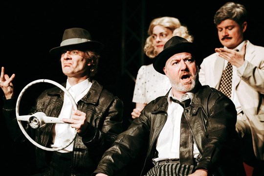 Na jeviště plzeňského Divadla ALFA se vracejí „Ozvěny Divadelního léta“, přinesou dvě reprízy úspěšné detektivní špionážní komedie „39 stupňů“.