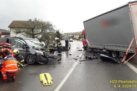 Vážná nehoda na Klatovsku. Řidič usnul a vjel pod kola nákladního auta. Zranil se on i tři děti!