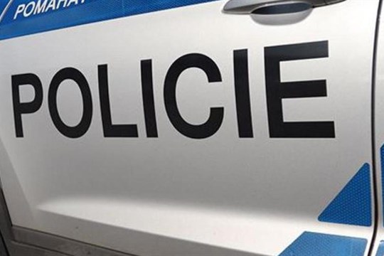 Dvojice na Sokolovsku okrádala a vydírala seniora. Ženě a muži hrozí osm let za mřížemi!