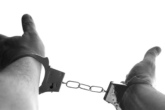 Místo, aby tržbu uložil do trezoru, utratil ji. Vedoucímu supermarketu na Sokolovsku hrozí pět let vězení