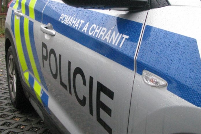 Motorkáře, který po nehodě napadl záchranáře, policie obvinila z ublížení na zdraví