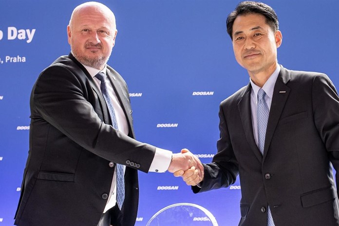 Důležitý podpis pro fotbalovou Plzeň. Doosan Škoda Power bude pokračovat jako generální partner