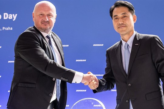 Důležitý podpis pro fotbalovou Plzeň. Doosan Škoda Power bude pokračovat jako generální partner