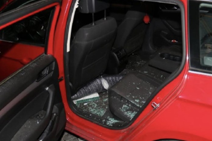 Poničil dlažebními kostkami čtrnáct aut, pak dupnul svědkovi na hlavu!