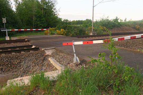 Závoru na přejezdu poškodil neznámý řidič, policisté po něm pátrají