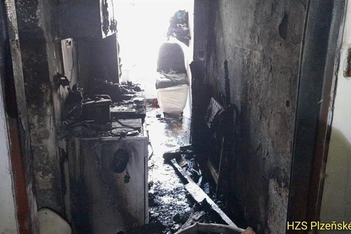 Aktualizováno: Požár bytu v domě u vlakového nádraží. Jeden člověk je vážně zraněný, popálil se a vyskočil z okna