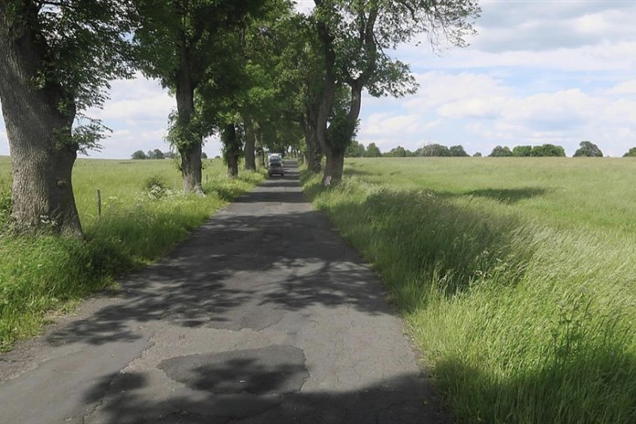 Tragická nehoda u Teplé na Chebsku! Motorkáře našel řidič v příkopu u silnice