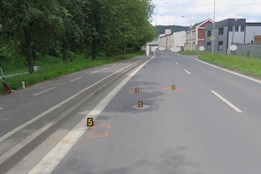 Osobní auto srazilo v Klatovech cyklistu. Z místa ujelo!