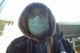 Podvodník se vydával za bankéře, ženu připravil o desítky tisíc korun