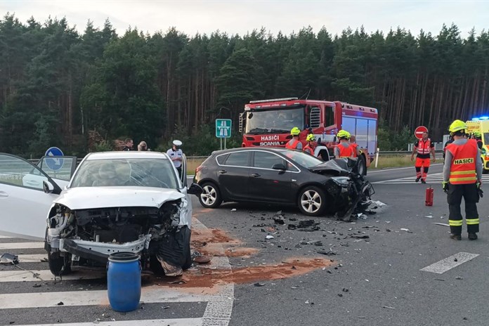 Pět lidí, z toho jedno dítě, se zranilo při nehodě dvou aut u Plzně