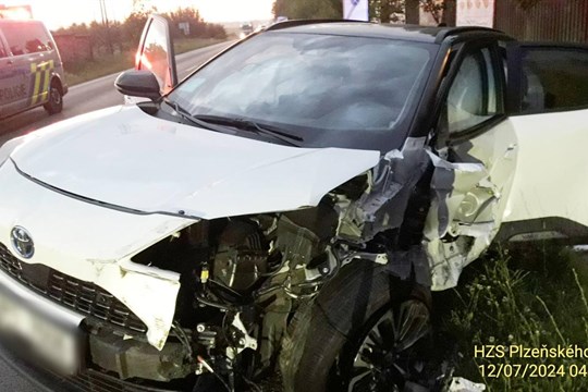 Nehoda na hlavním tahu na Domažlice: Starší řidič vjel do protisměru pod kola nákladního auta