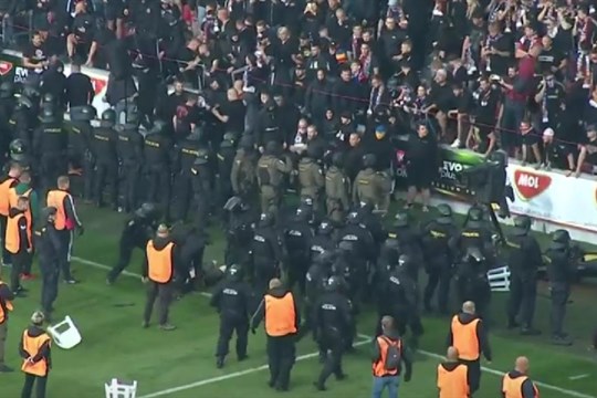 Dohra incidentu po pohárovém finále Plzně se Spartou. Muži, který židlí zranil komentátora televize, hrozí tři roky za mřížemi!