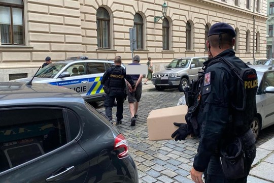 Muži, který vyhrožoval vystřílením státních institucí, sdělili policisté podezření ze spáchání přečinu vyhrožování