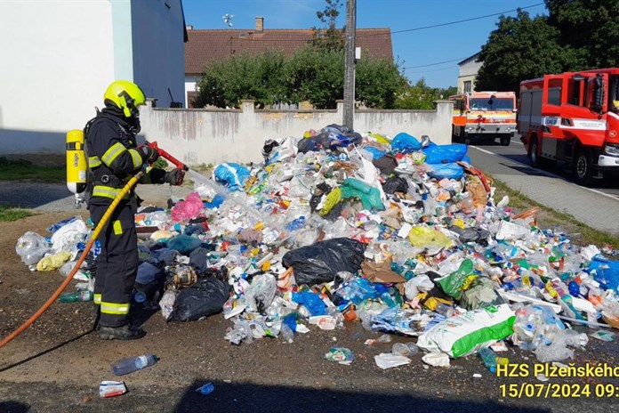 V nákladním prostoru popelářského vozu začalo hořet!