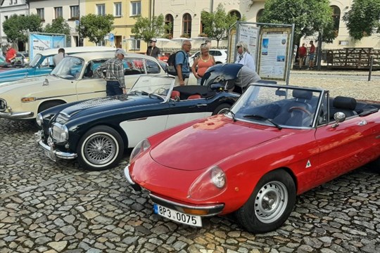 Náměstí v Kašperských Horách se zaplnilo veterány