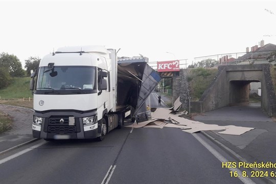 Klatovská "gilotina" úřadovala. Kamion si urazil konstrukci a zablokoval provoz
