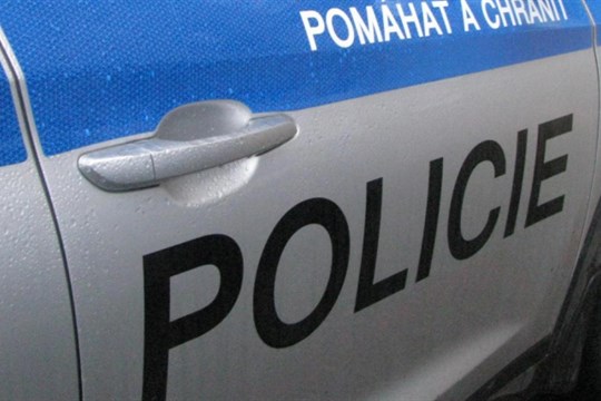 Motorkář havaroval při předjíždění kolony, vyhýbal se autu, které mu náhle vybočilo do cesty