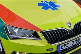 V Plzni se po srážce s osobním autem převrátila sanitka, řidič je...