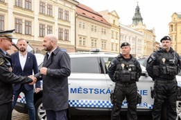 Policejní hlídky, které po Plzni jezdí jako první ke krizovým...