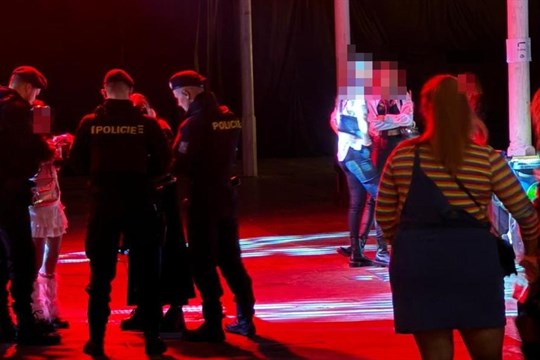 Policisté kontrolovali bary. Šestnáctiletý chlapec nadýchal přes dvě promile!