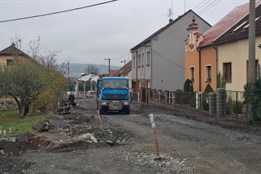 Uzavírka silnice v Nezvěsticích se protahuje, otevřít by se měla za...