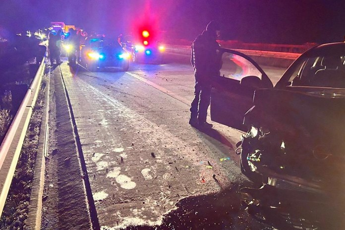 Dálnici D5 uzavřela nehoda. Policisté pronásledovali auto, vůz do nich narazil!